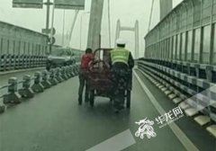 三轮车路中抛锚 江津交巡警雨中推车引朋友圈点赞