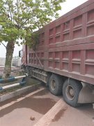 边开车边打电话哄老婆 货车司机撞断护栏