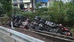雨天路面湿滑 水泥搅拌车侧翻泥田驾驶员被困