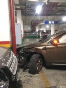 ​重庆​女司机从负3楼撞到负2楼 8车躺枪