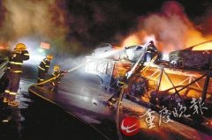 拖挂车深夜起火 百万元宝马福特报废