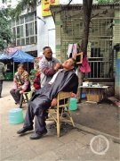街头剃头匠：四五块钱剃个头 价格很多年没变