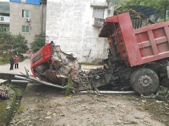 开慢点！货车冲下斜坡车头车身分了家