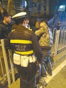 真危险！醉酒男头卡护栏身悬马路