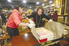 精典书店“搬家” 读者打飞的来告别