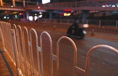 陕西醉酒男子头卡护栏身亡 重庆差点发生这样的悲剧