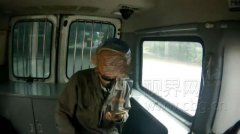 男子驾驶无牌车 遭遇检查“坑表弟”