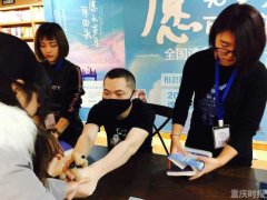 晒猫晒狗晒成超级网红 “回忆专用小马甲”戴着口罩来渝会粉丝