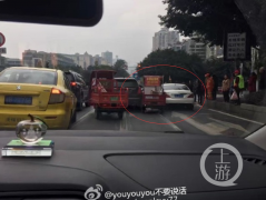 当三轮车遇上凯迪拉克和奔驰，结果……