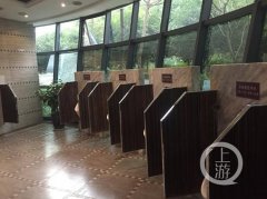 ​重庆​这个全玻璃透明公厕火了 央视开专栏推荐