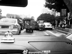 卖麻辣鸡块三轮车与两辆豪车擦挂 被认定负全责