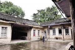 嘉陵江边的一片老厂区 藏着一个神秘的老院子