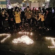 近百名学生向老师“告白” 用鲜花和蜡烛为其庆生