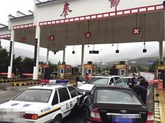 运毒车欲冲卡 民警成功堵截