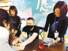 网红“回忆专用小马甲”戴着口罩亮相重庆:同事都不知道我身份