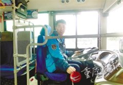 好样的！公交司机背残疾老人上车，一路照顾