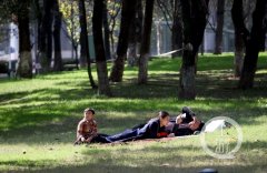 暖洋洋！市民忙着晒太阳