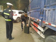 大货车没油了 停路中央致交通堵塞1公里