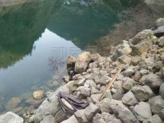 正钓着鱼 男子被身后的千余斤石头砸中身亡！