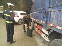 大货车突然在路中央停下 老司机也可能犯这样的错