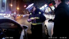 车辆违停司机称车坏了 警察叫拖车时车又好了