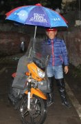 男子摩托车上装雨伞 不知其违法又危险