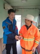 老人街头苦寻孙子手机 公交司机帮忙找回