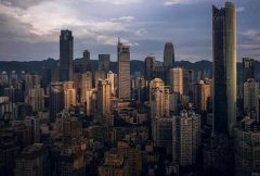 你见过这么魔幻的山城吗？“爬楼族”带你换个角度瞰重庆