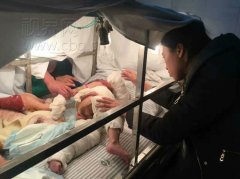 打翻火盆男童全身重度烧伤 众人3天筹17万元助他渡难关