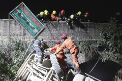 水泥罐车侧翻驾驶员被困 消防成功将他救出然而……