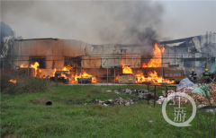 歌乐山一家具厂突发火灾，邻居帮忙灭火