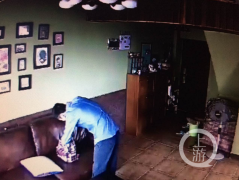 小偷攀爬高层入室行窃被发现 慌乱中一头撞到墙上