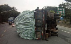装载钢丝固定不牢 货车侧翻公路边