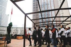 重庆一公司每周一 组织员工升国旗 老板:鼓舞士气