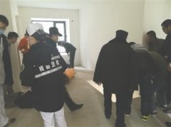 6旬大妈和女儿逛新房 不料客厅有个洞老人摔下身亡