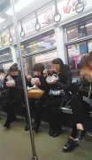 3女子轻轨上吃米线 身边乘客直呼味道受不了