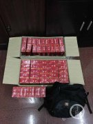 他咋把真烟秒变假烟？不是有魔法 是裤腿内暗藏猫腻