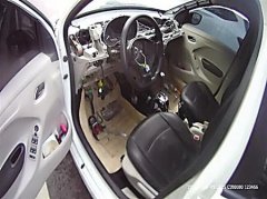 没见过这么逆天的修理工 开着没有中控台的车上路