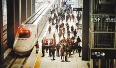 600余名旅客乘坐首趟渝万高铁