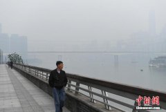 重庆主城遭遇大雾天气 高楼建筑被大雾笼罩