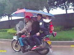 二轮摩托上竟挤了四人 老人小孩都是用生命搭车