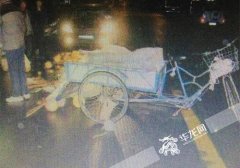 司机低头玩微信撞上三轮 怕担责弃车逃逸被拘10日