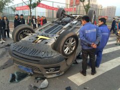 两车相遇不减速 越野车被拦腰撞翻