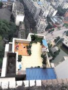 顶楼业主修建屋顶花园 楼下变“水帘洞”