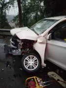 一辆小车在万州被撞得稀烂！冬季行车这3点一定要注意！