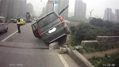 长下坡不减速追尾 面包车遭护栏“一箭穿心”