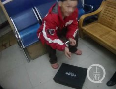 男子砸车窗盗窃来名牌皮鞋 沿街叫卖40元一双被抓