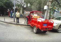 粗心家长忘拔钥匙 四岁小孩驾车上路撞轿车