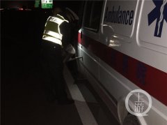 急救车高速公路没油停摆，车上还有待抢救婴儿