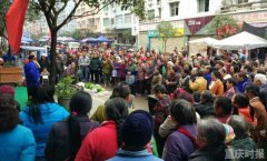 大爷腾地给民警宣传 民警买光蔬菜让大爷早回家